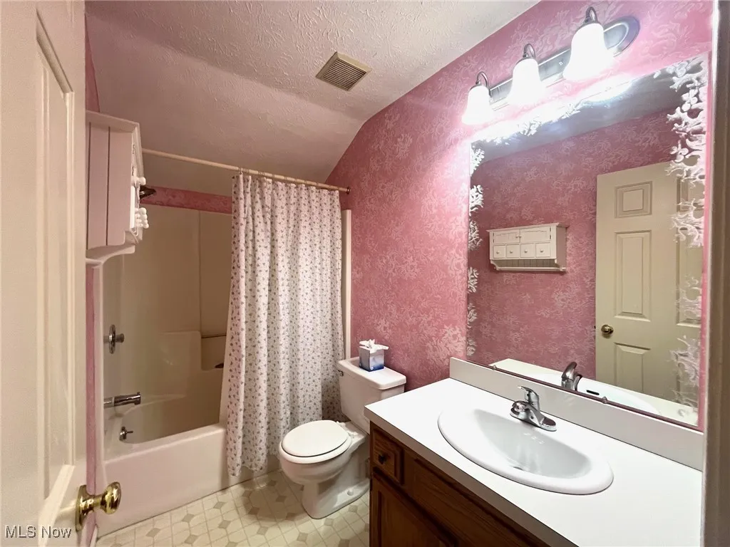 2nd full Bathroom on 2nd level with tub/shower combo