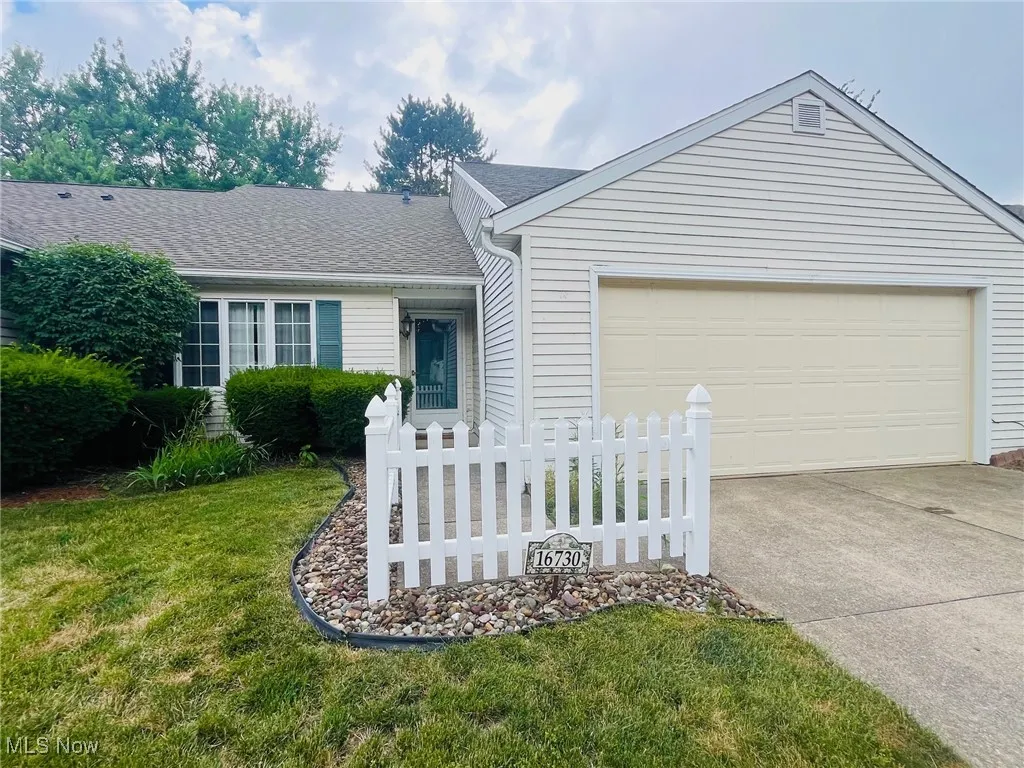 Single story cluster home with picket fence