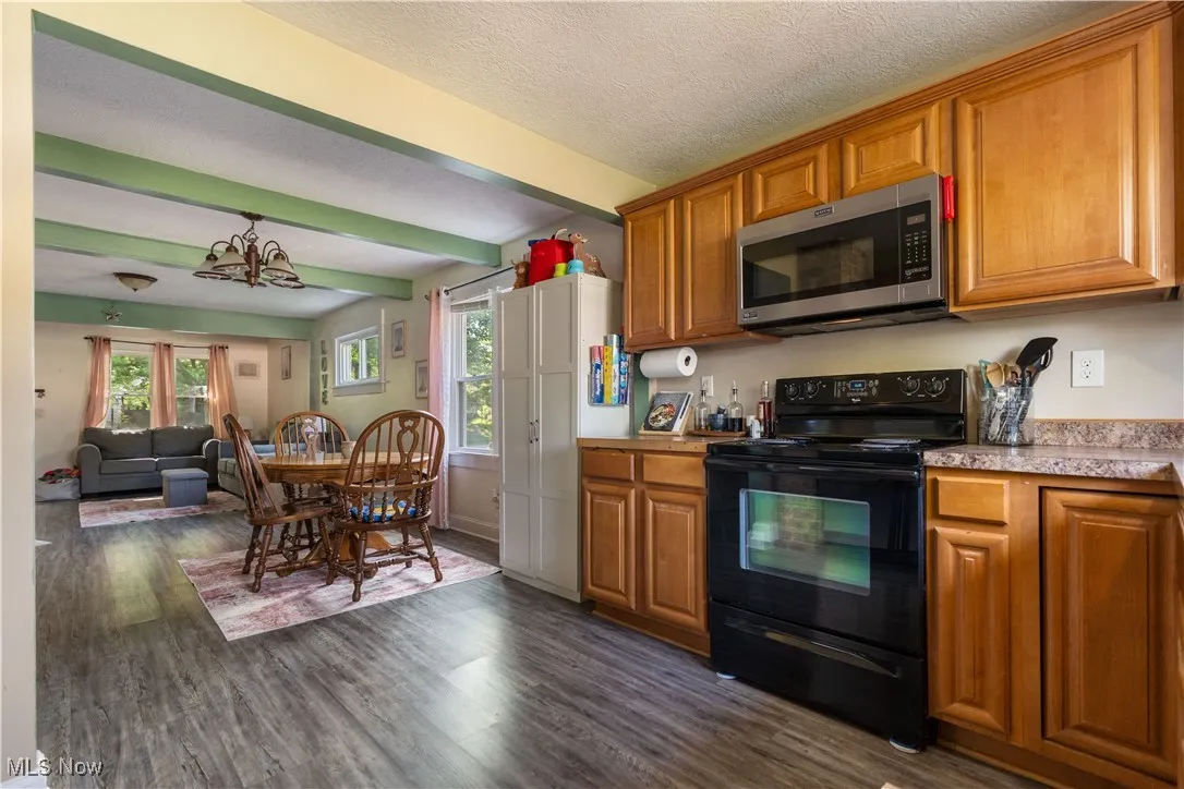 A nice open floorplan- great for entertaiing.