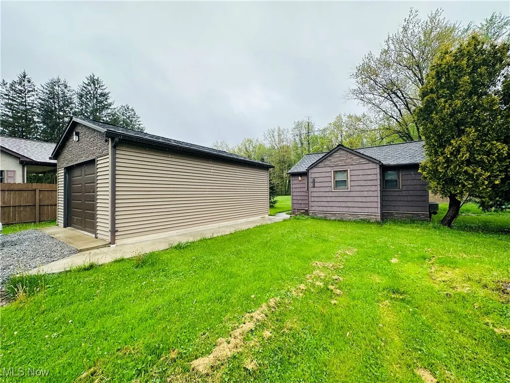 View of yard featuring an outbuilding and driveway