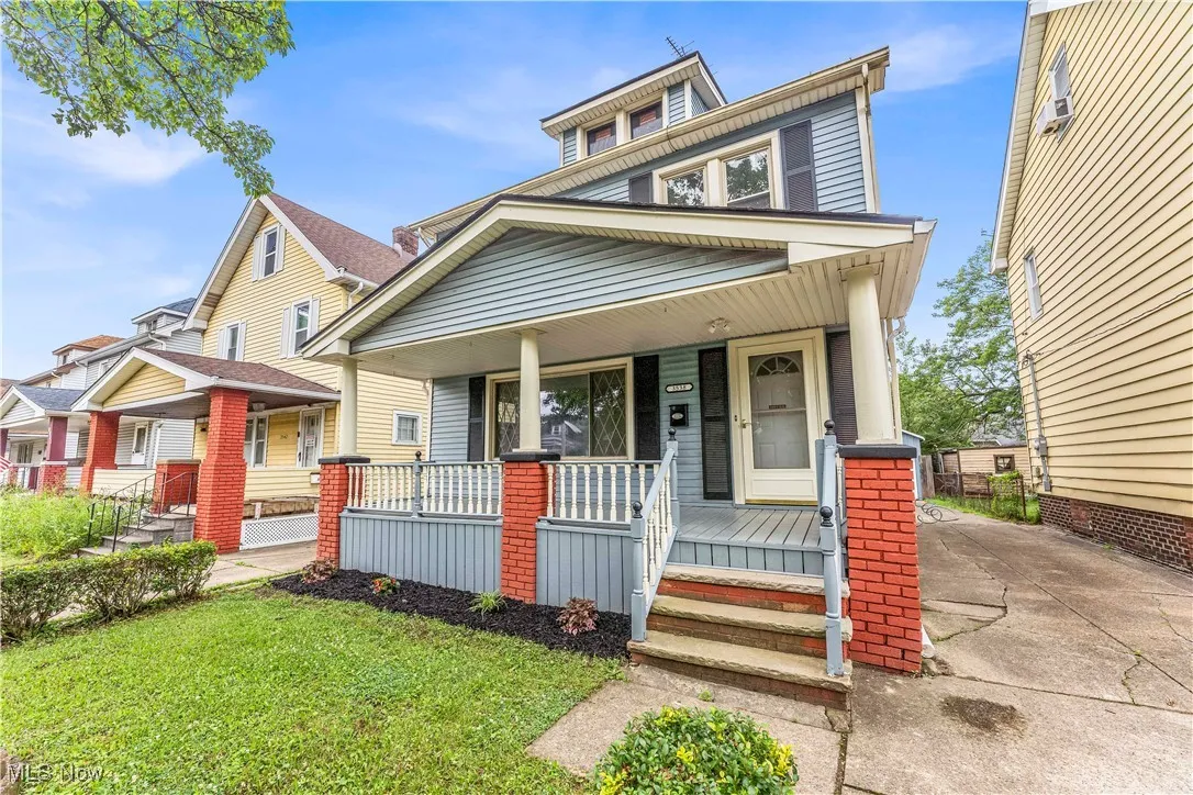 American foursquare style home with a porch and a front yard