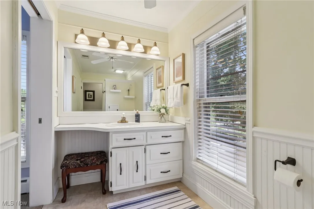 Main house - ensuite to bedrm 1
