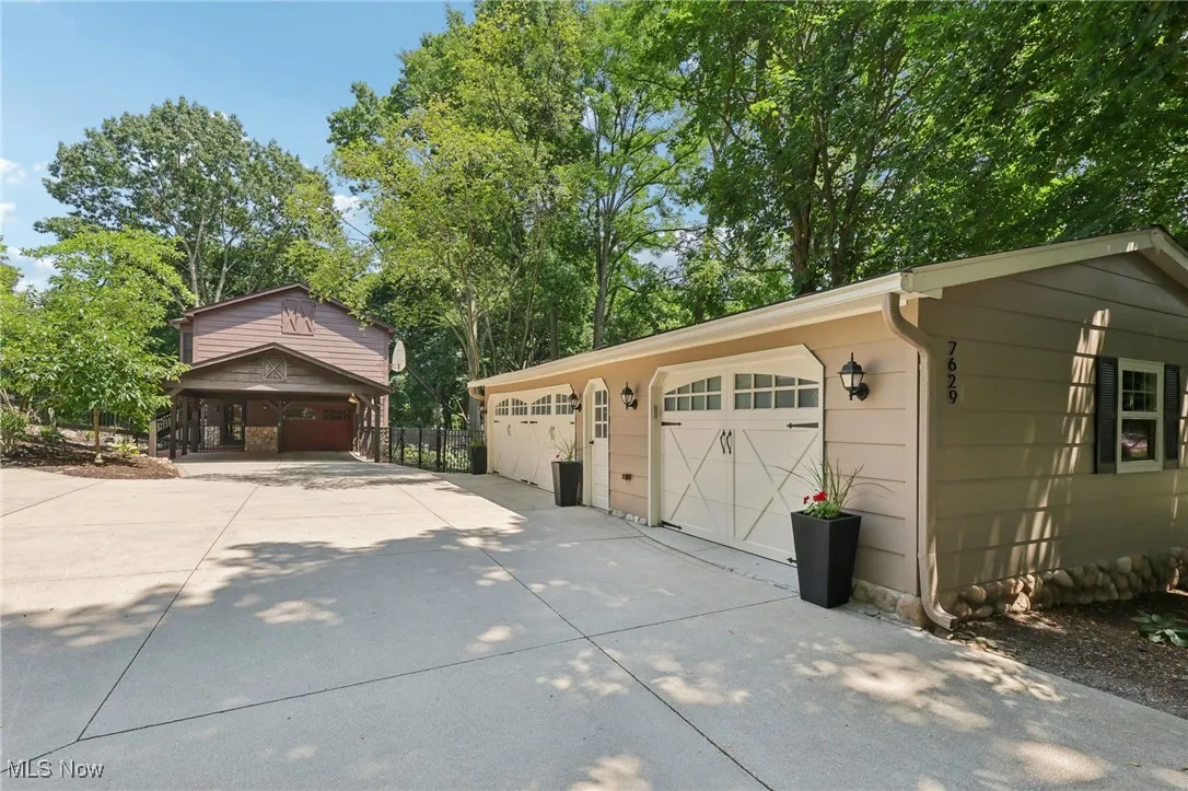 Detached garage