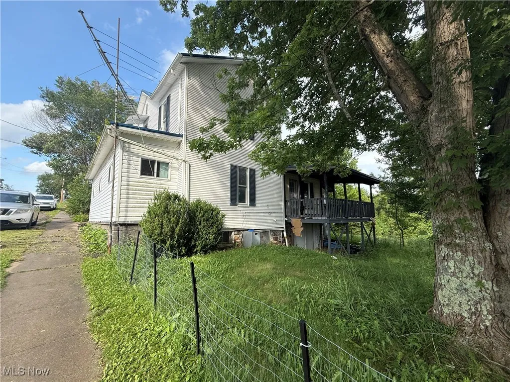 View of side of property with driveway