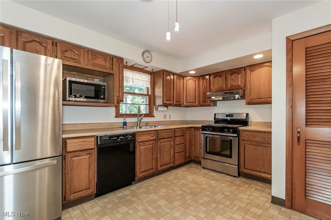 Kitchen appliances stay!