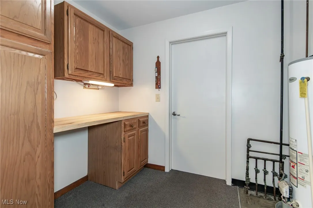 Utility room w/ storage!