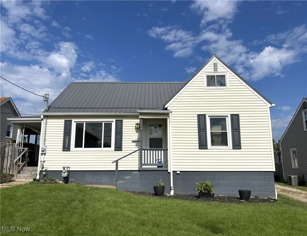 Front of home featuring a lawn