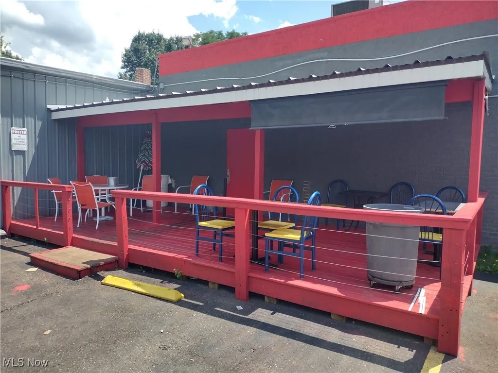 Deck featuring outdoor dining space