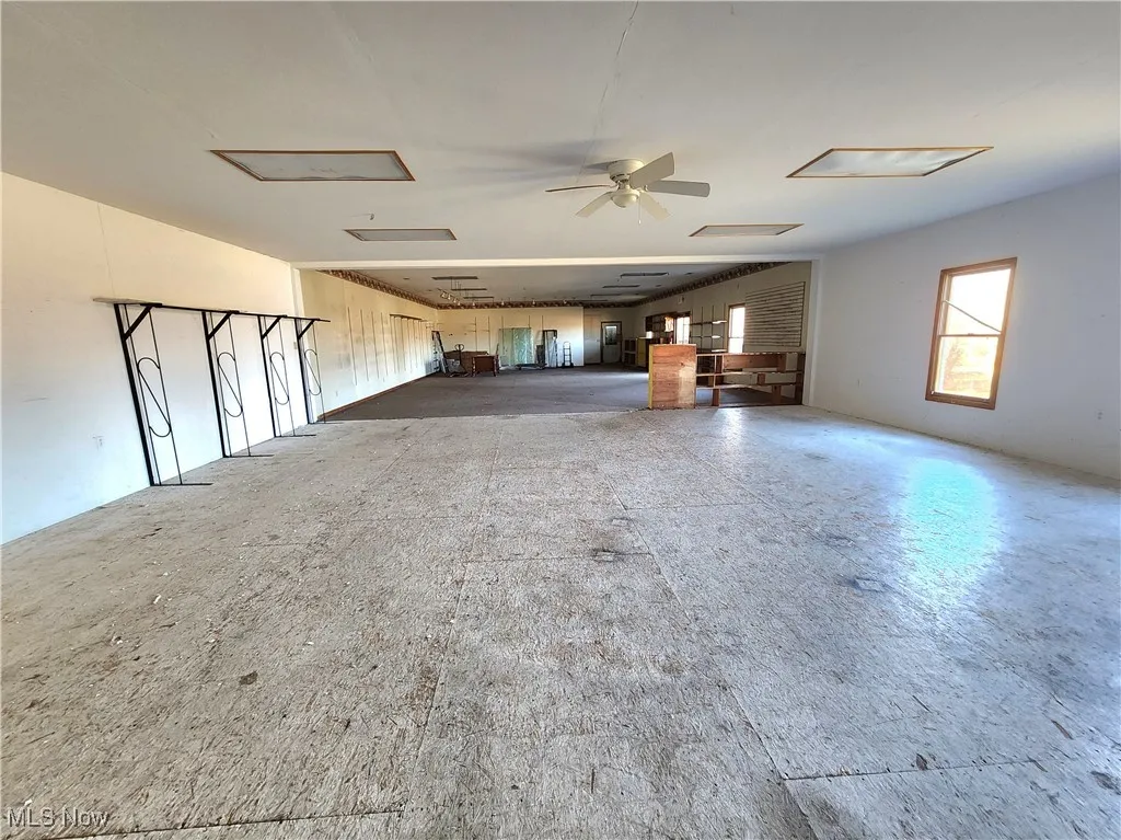 Empty room featuring ceiling fan