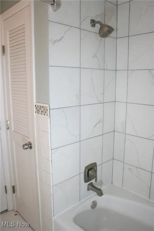 Bathroom with shower / bathtub combination