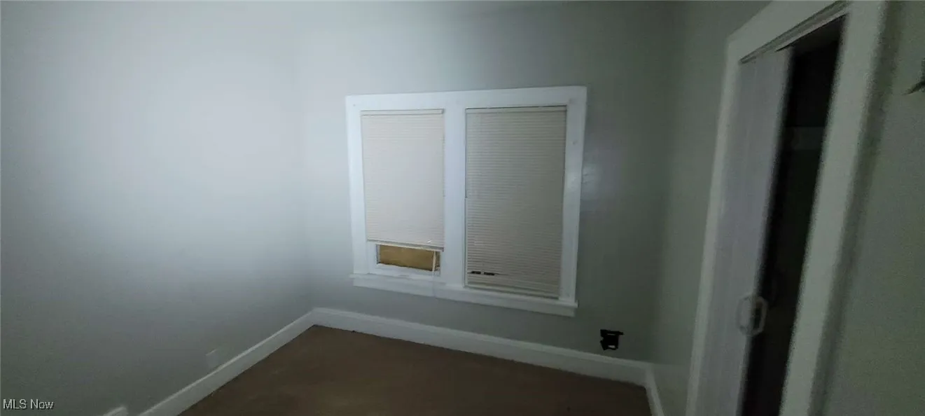 Detailed view of baseboards