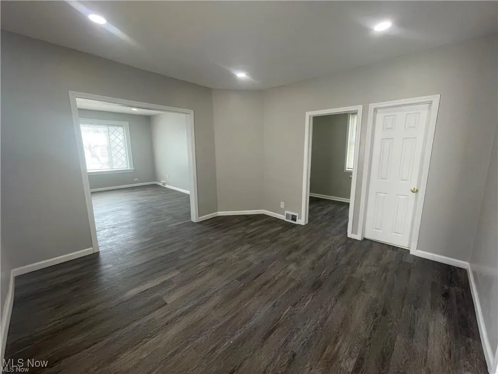 Unfurnished room with dark wood-type flooring and recessed lighting