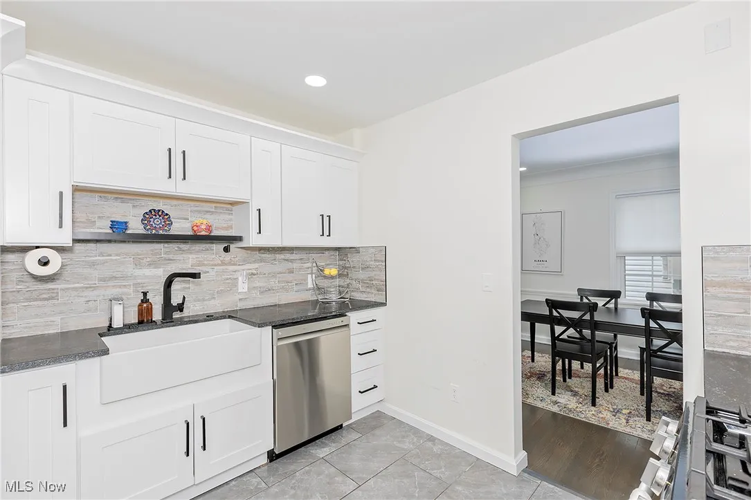 The classic farmers sink compliments kitchen finishes.