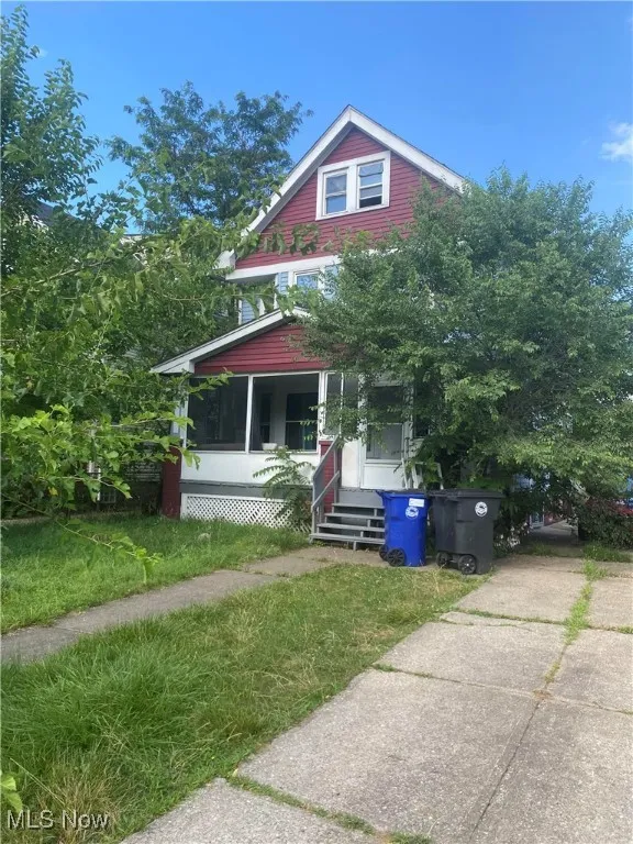 View of front of house with covered porch and driveway