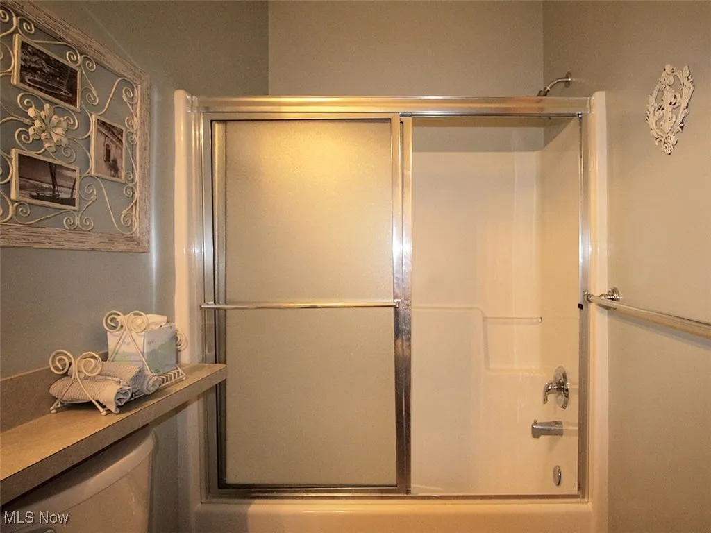 Full bath with enclosed tub / shower combo