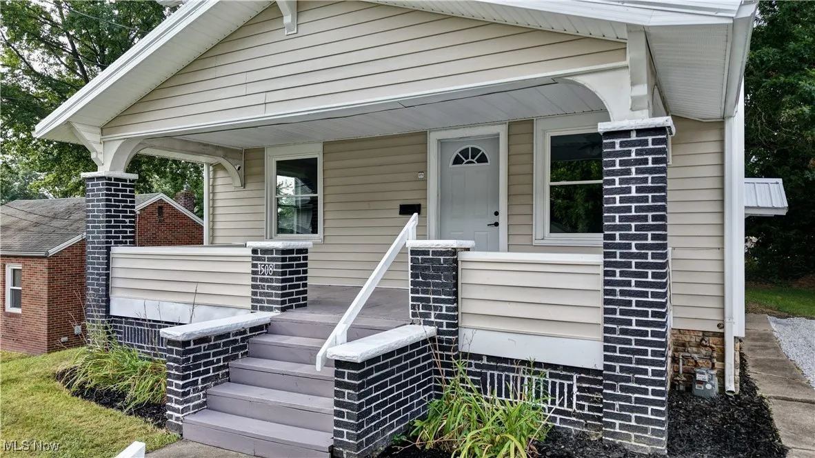 View of front of house featuring a porch