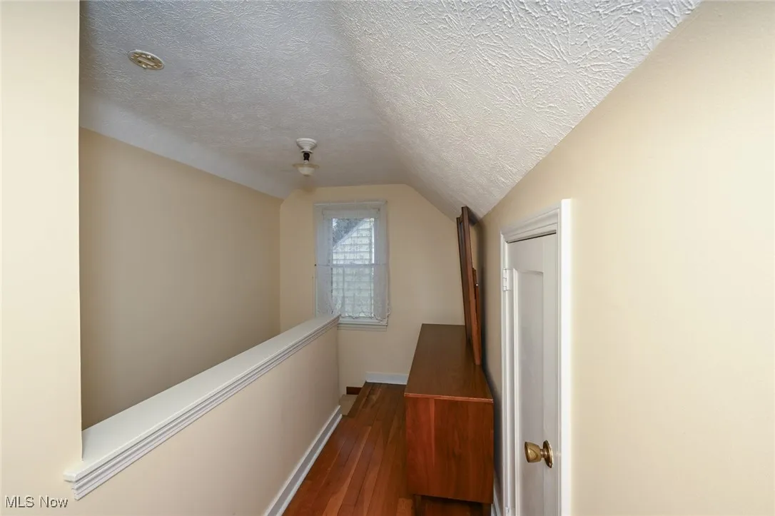Landing leading to the bedroom. Plenty of room for dresser