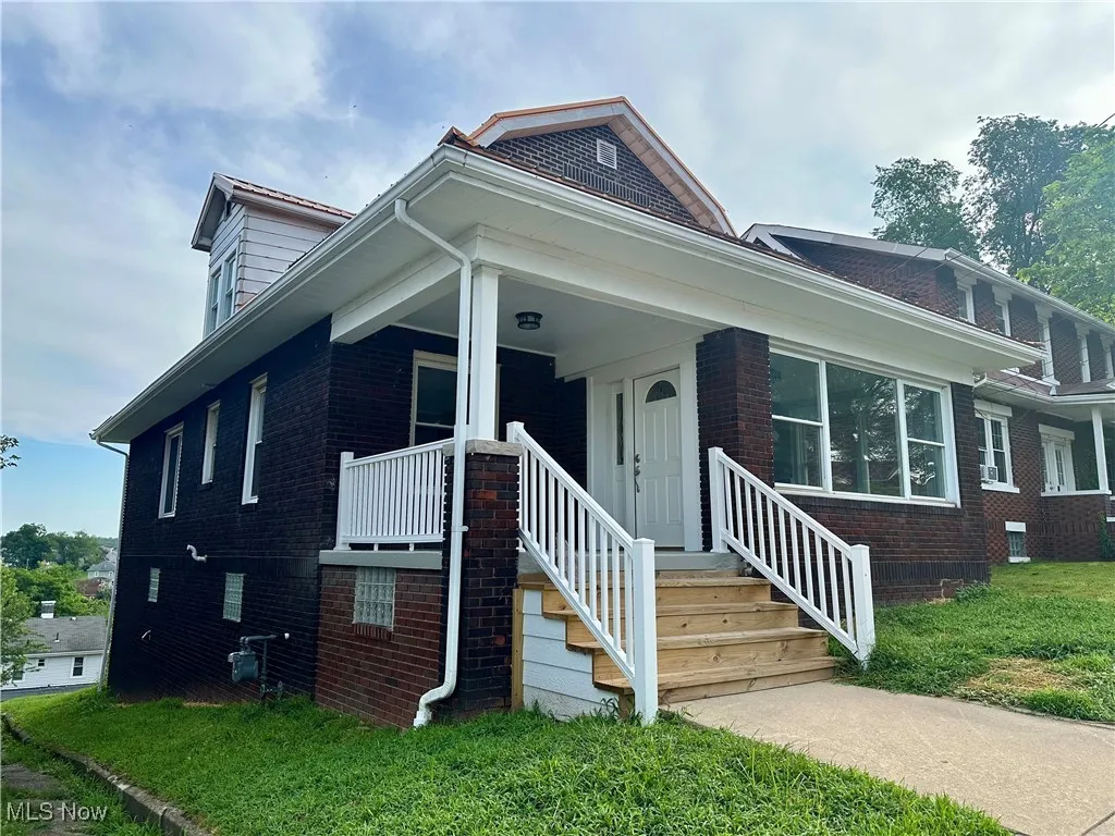 Front view of home with a front yard