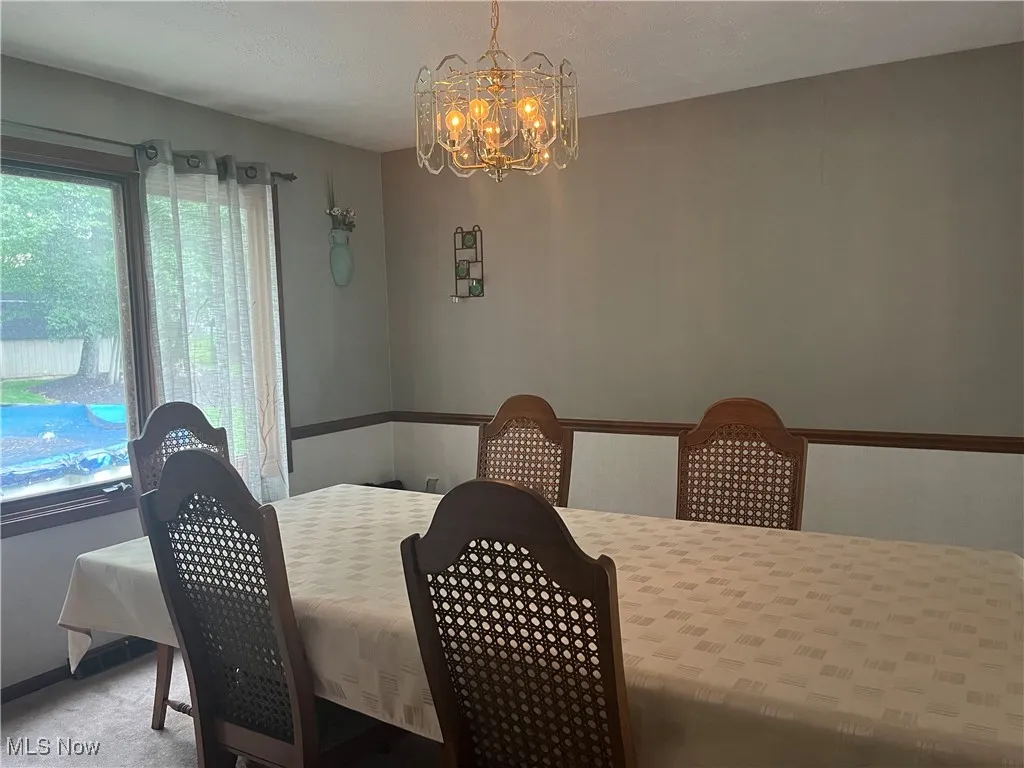 Dining Room Table and Chairs to Stay