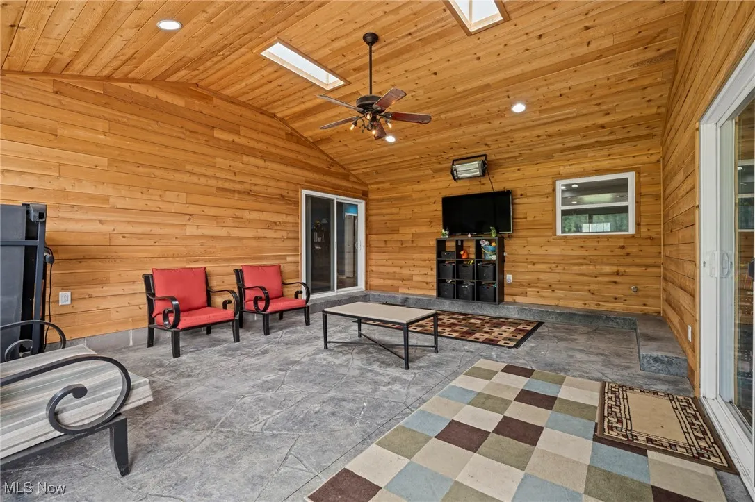 Three seasons room with ceiling fan
