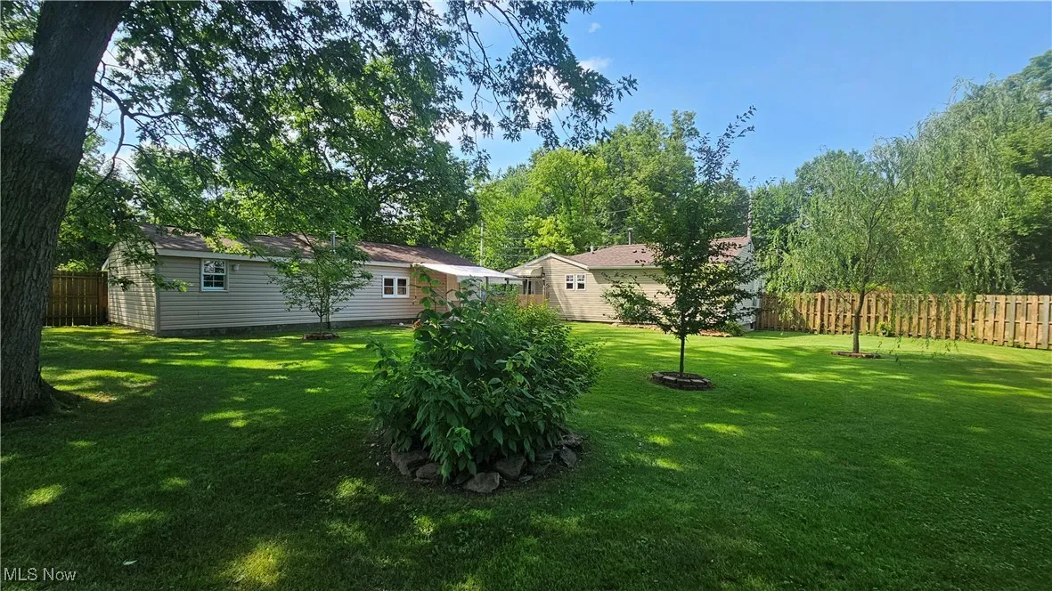 View of yard featuring an outbuilding
