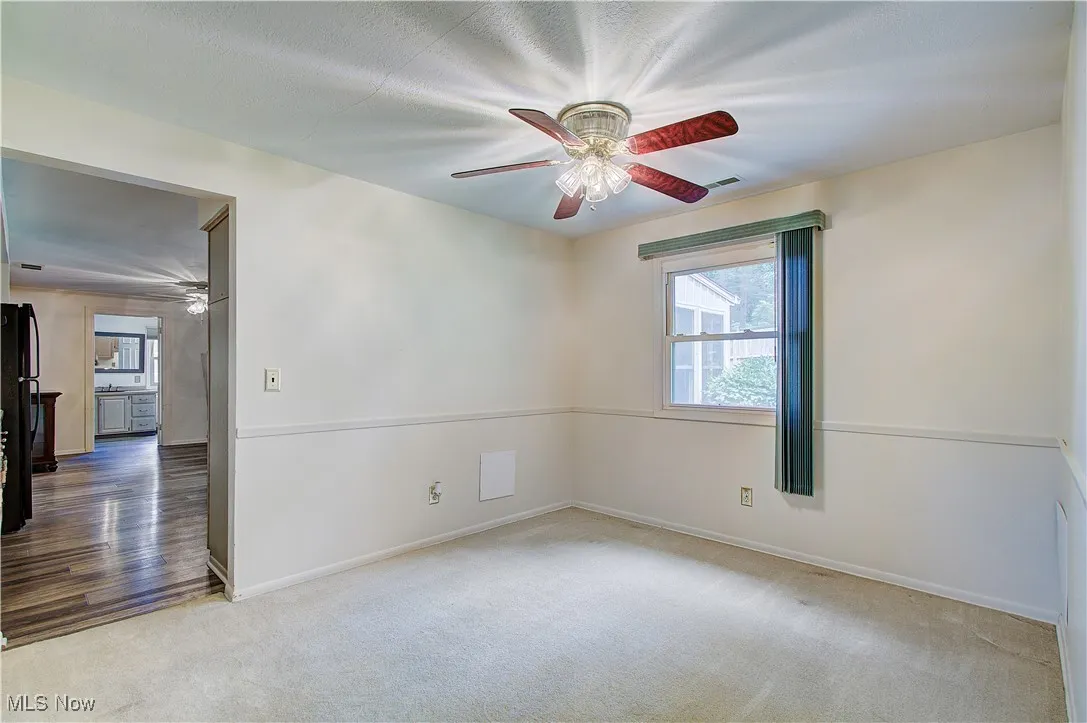 Dining with comfort adding ceiling fan.