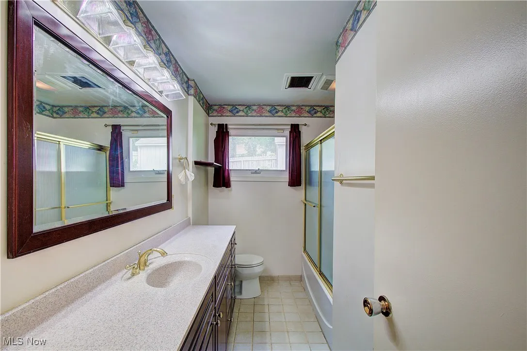 Full bath with tons of counter space.