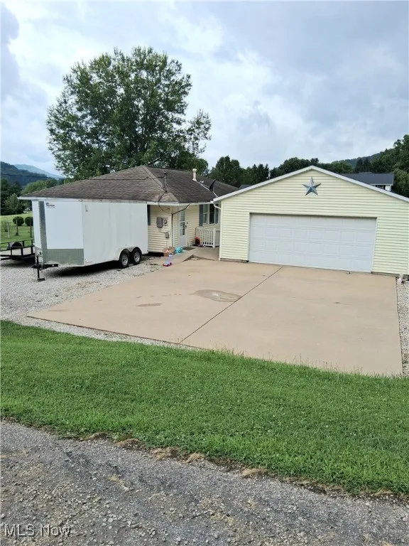 Ranch-style home with driveway and a front lawn