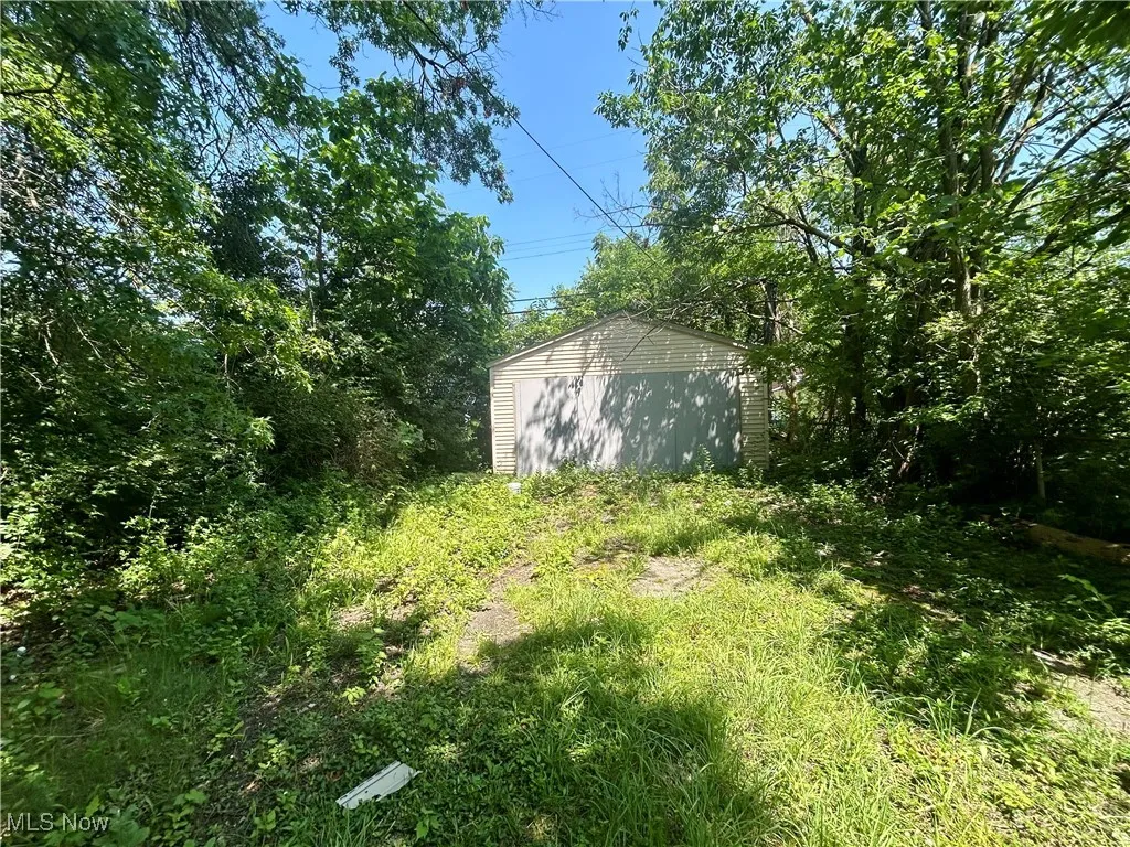 View of yard with an outdoor structure