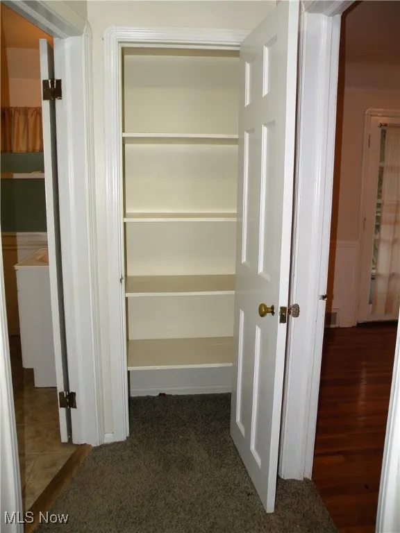 Rooms for many items.