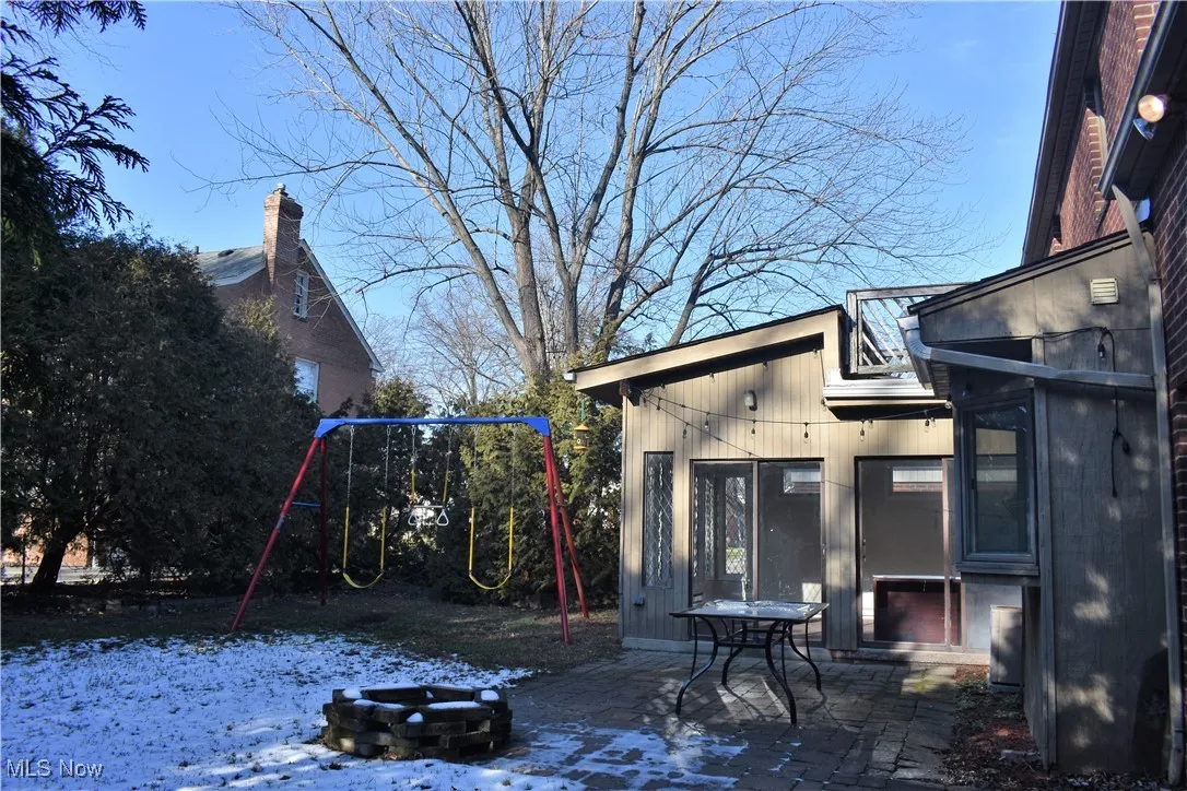 The private back yard is great to enjoy good weather.