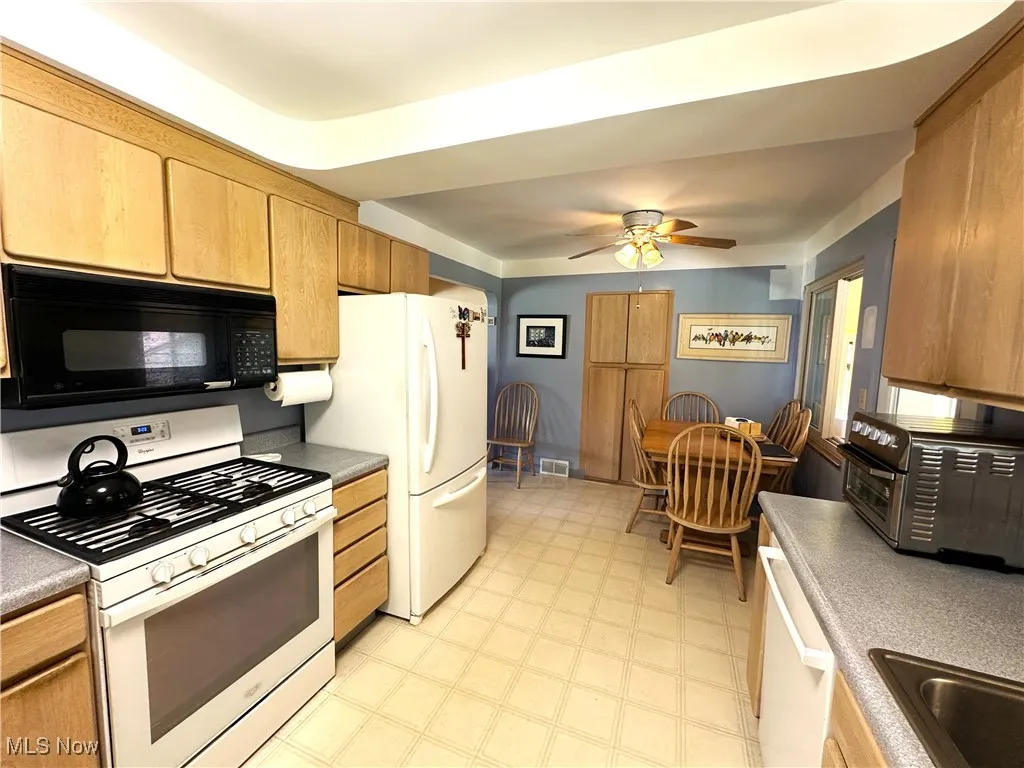 range, microwave, & refrigerator all stay