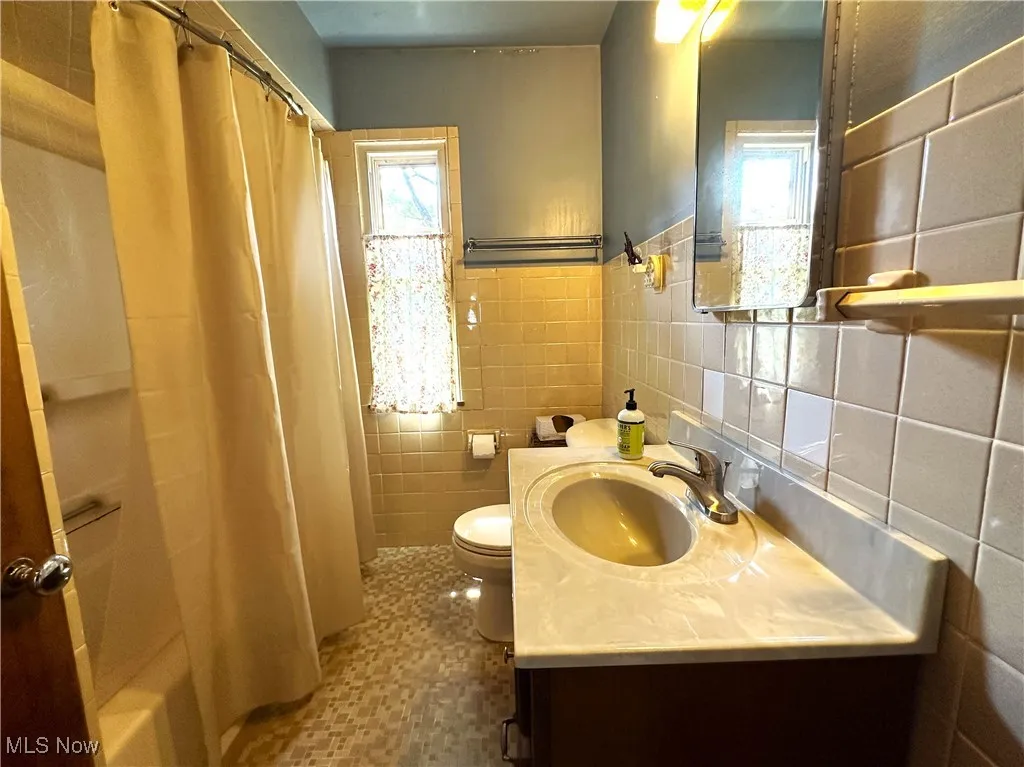 Faull bathroom with tub / shower combination