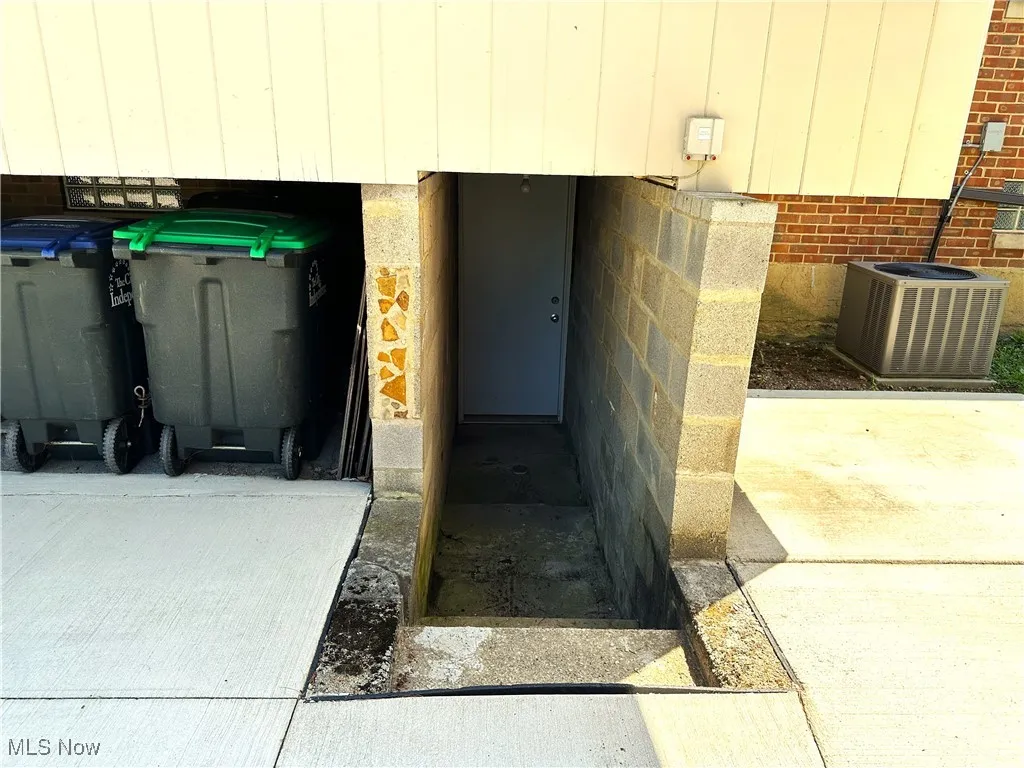 Enter directly into basement from driveway