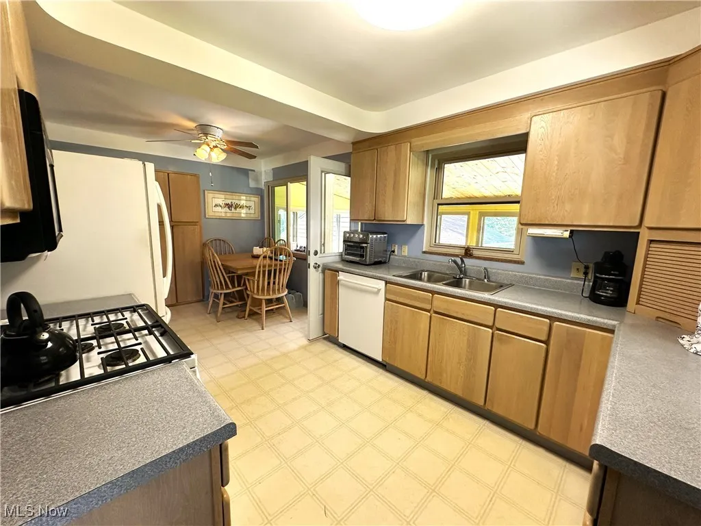 Ample food prep space on countertops