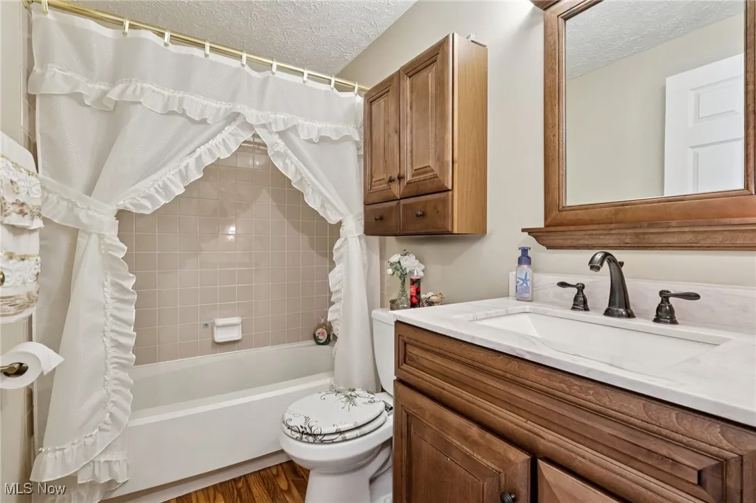  Full bathroom with shower/tub combo