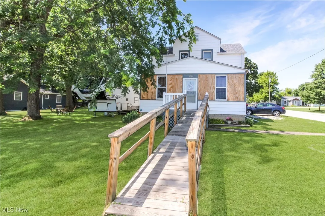 View of front of property featuring a front yard