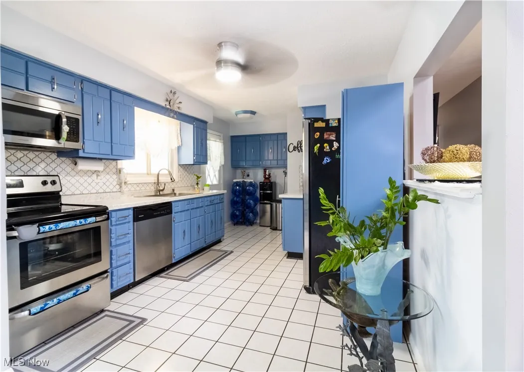 Kitchen view featuring all kitchen appliances which stay with the property