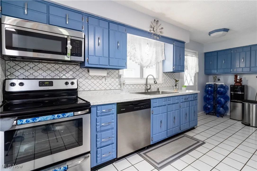 Kitchen new with newer backsplash