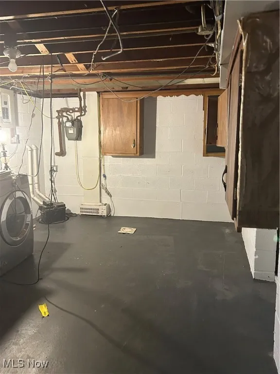 Unfinished below grade area with washer / dryer