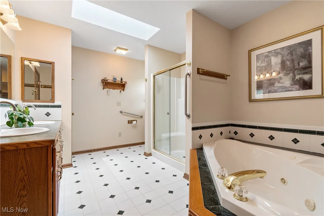 Master Bath w/double sink, shower, soaker tub and skylights
