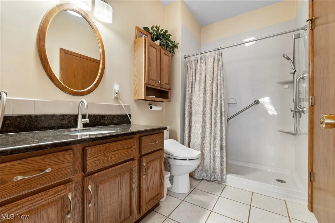 Bathroom (Full)1st Floor