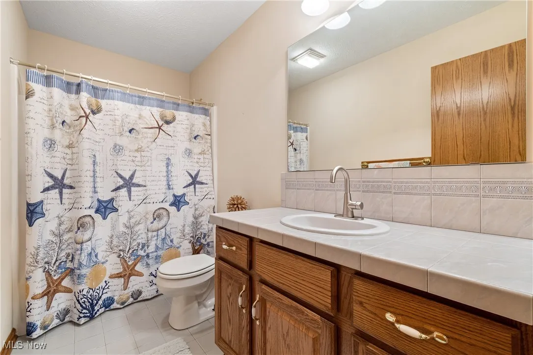 Bathroom (Full)2nd Floor