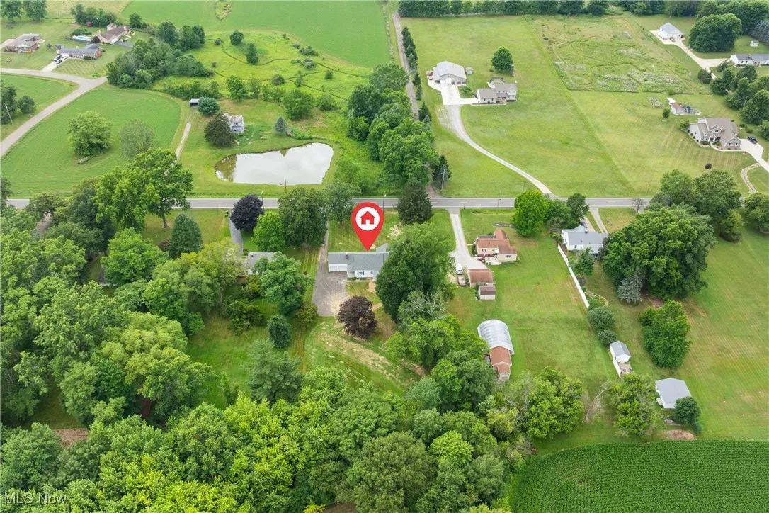 Aerial view of property's location featuring a nearby body of water and rural landscape