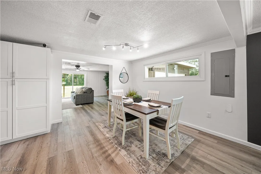 eat in kitchen space