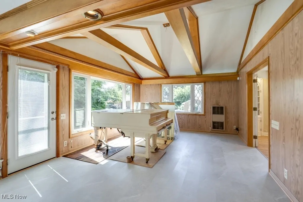 Sunroom with heating unit
