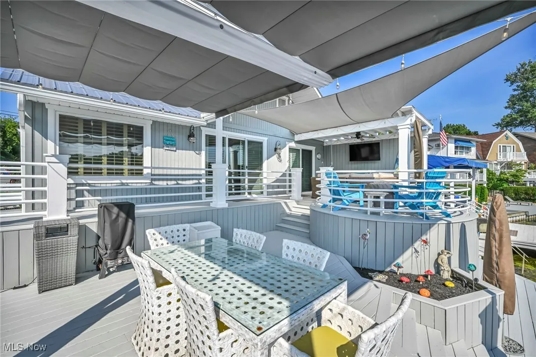 Deck featuring outdoor dining space