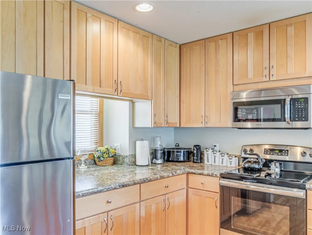All Kitchen Appliances convey