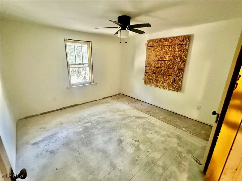 Unfurnished room featuring ceiling fan