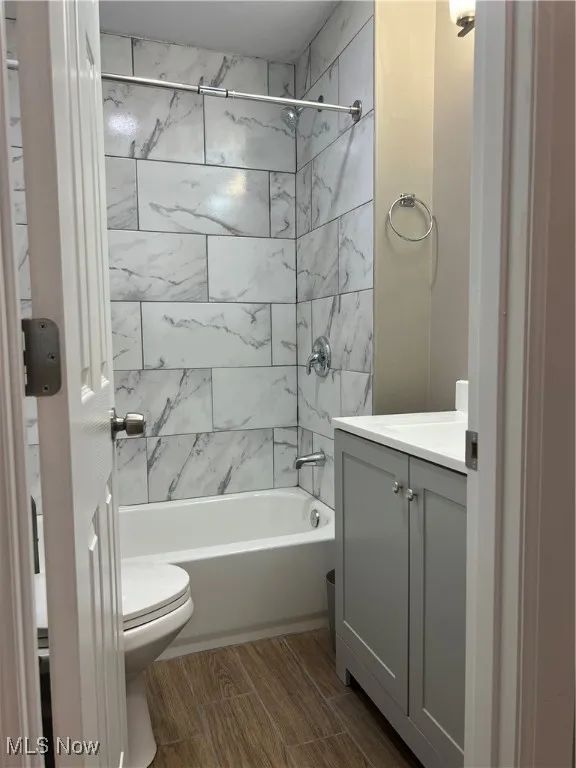 Full bath with vanity and tub / shower combination